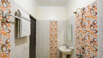 Habitación, 1 habitación, fumadores, vistas a la ciudad | Servicios del cuarto de baño