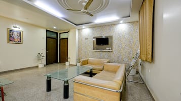 Room, 1 Bedroom, Smoking, City View | Living room