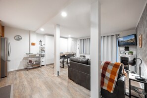 Un espacio habitable moderno con cocina, comedor y zona de estar.