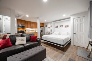 Tabla de planchar con plancha, wifi gratis y ropa de cama