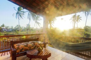 Terrace/patio - Terrific 4-bedrooms beach house with AC, WiFi, privacy with green area. (São Miguel do Gostoso)