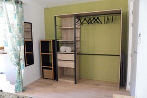 1 dormitorio, tabla de planchar con plancha, cuna de viaje y wifi gratis