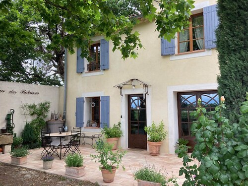 Beau meublé classé 3 étoiles proche d'Avignon dans un mas avec piscine