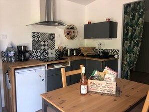 Fridge, microwave, oven, stovetop - Beautiful studio 3* near Avignon with swiming pool (Le Pontet)