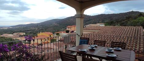 Condo, vista a la colina | Terraza o patio