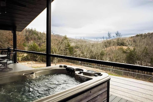 Pet Friendly, Hot Tub, Fenced In Yard, Fire Pit