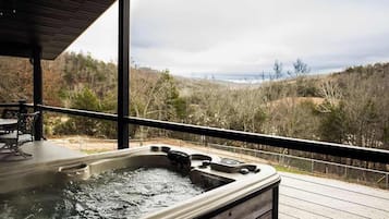 Bañera de hidromasaje al aire libre