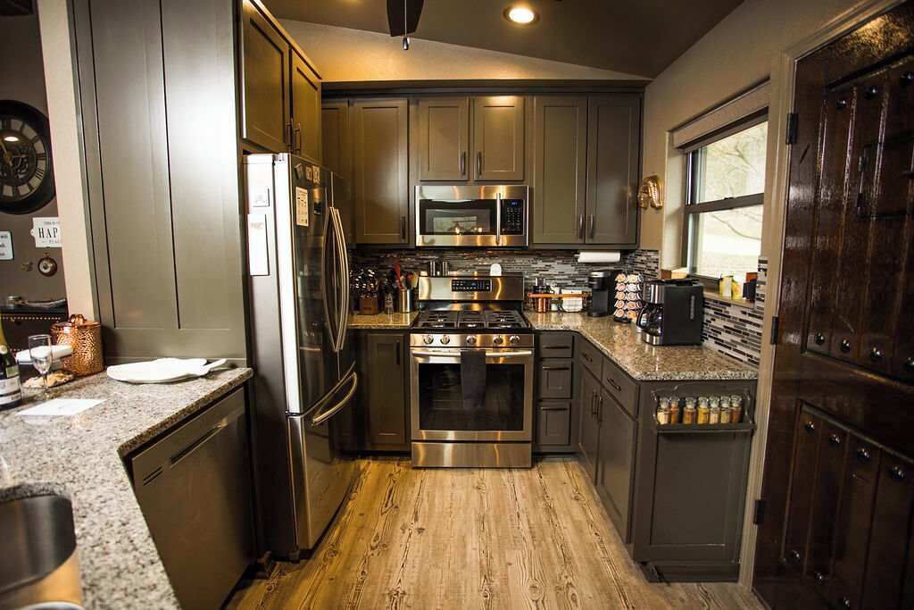 Kylskåp, mikrovågsugn, ugn och spishäll