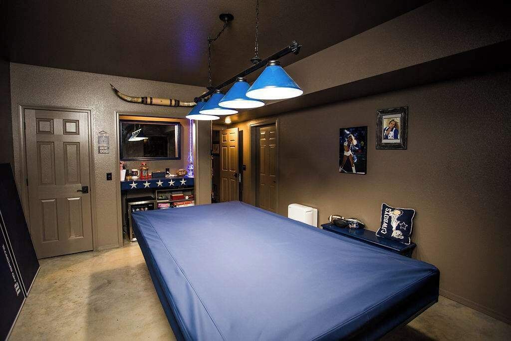 A room with a bed, a desk, and a TV.