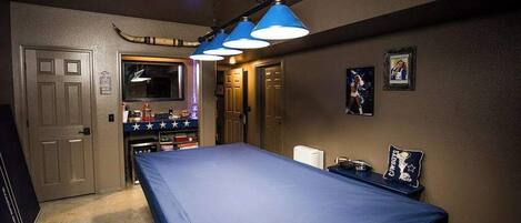 A room with a bed, a desk, and a TV.
