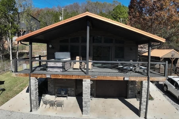 Three bedrooms, two bathrooms, Beaver Lake Access, Hot Tub