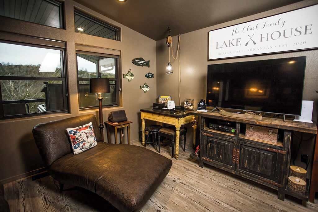 Tv, eldstad, dvd-spelare och kontor