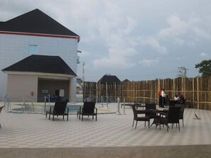 Swim-up bar - Aenon Suites And Hotel LTD (Osogbo)