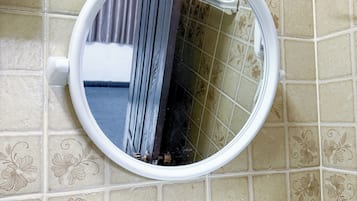 Een douche, gratis toiletartikelen, een haardroger, handdoeken