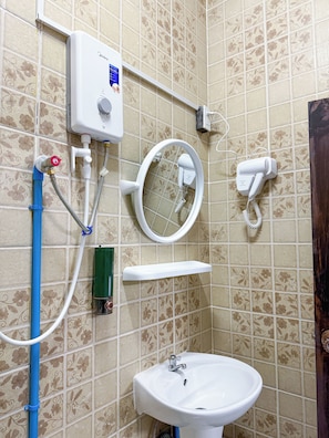 Ducha, artículos de tocador gratuitos, secador de pelo, pantuflas