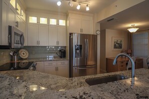 Kjøleskap, mikrobølgeovn, ovn og oppvaskmaskin