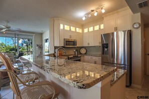 Kjøleskap, mikrobølgeovn, ovn og oppvaskmaskin