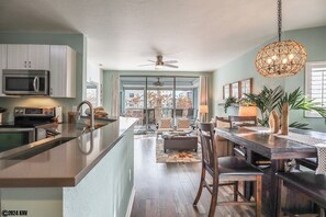 Een koelkast, een microgolfoven, een oven, een kookplaat