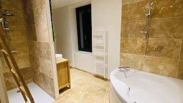 Douche, serviettes fournies, savon, papier toilette