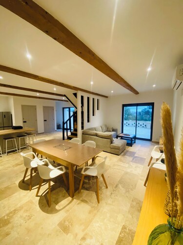 Magnificent 9-person house close to town center.