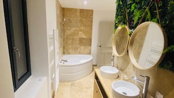 Ducha, toallas, jabón y papel higiénico