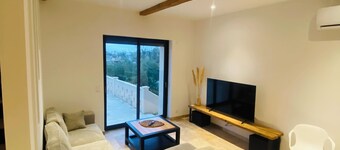 Magnificent 9-person house close to town center.