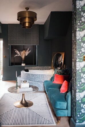 Luxury-Suite, 1 Schlafzimmer, Terrasse | 1 Schlafzimmer, hochwertige Bettwaren, Betten mit Memory-Foam-Matratzen