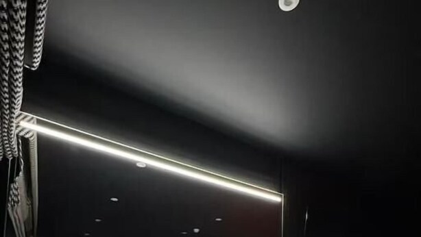 Une salle de bain moderne avec une grande baignoire, une fenêtre bien visible et un porte-serviettes.