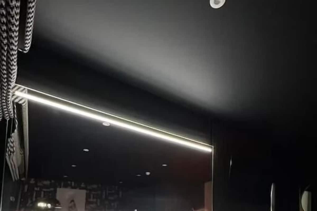 Um banheiro moderno com uma banheira grande, janela visível e porta-toalhas.