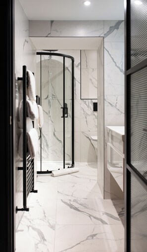 Luxury-Suite, 1 Schlafzimmer, Terrasse | Badezimmer | Kostenlose Toilettenartikel, Haartrockner, Hausschuhe, Handtücher