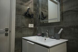 シャワー、ヘアドライヤー、タオル、石鹸