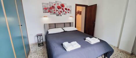 2 bedrooms, desk, iron/ironing board, free WiFi