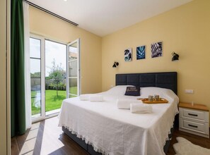 3 chambres, fer et planche à repasser