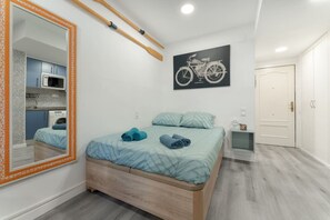Desk, iron/ironing board, travel crib, WiFi - Salou (3pax) Charm & Cozy | Lovely | AC | WiFi (Salou)