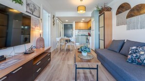 Eine moderne Wohnung mit Wohnzimmer, Essbereich und Küche.