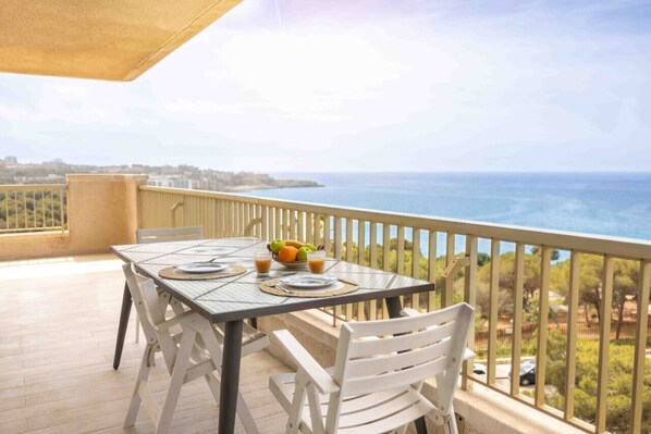Outdoor dining - Salou Luxe Stay | Chill-out | Cozy ( 2BR ) Parking (Salou)