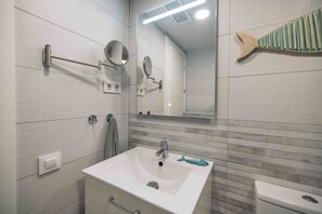 Hair dryer, towels, toilet paper - Salou Luxe Stay | Chill-out | Cozy ( 2BR ) Parking (Salou)
