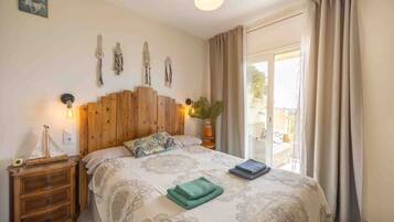2 chambres, bureau, fer et planche à repasser, lit de bébé portatif