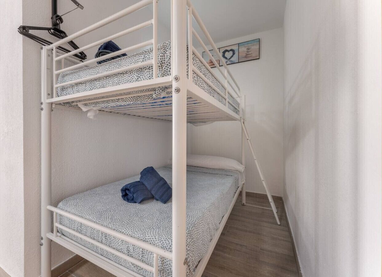 1 bedroom, bed sheets