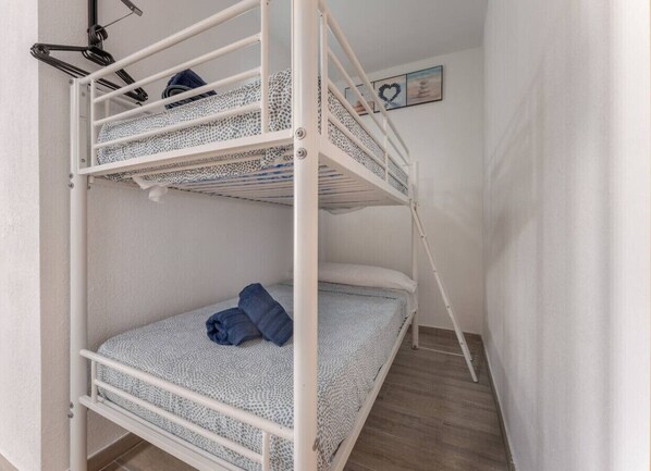 1 bedroom, bed sheets