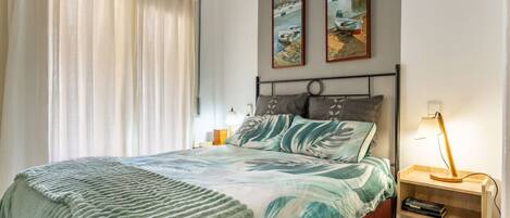 2 間睡房、書桌、熨斗/熨衫板、可攜式嬰兒床