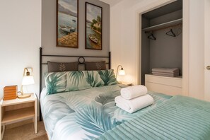 2 chambres, bureau, fer et planche à repasser, lit de bébé portatif