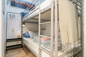 2 多间卧室、办公桌、熨斗/熨衣板、旅行婴儿床