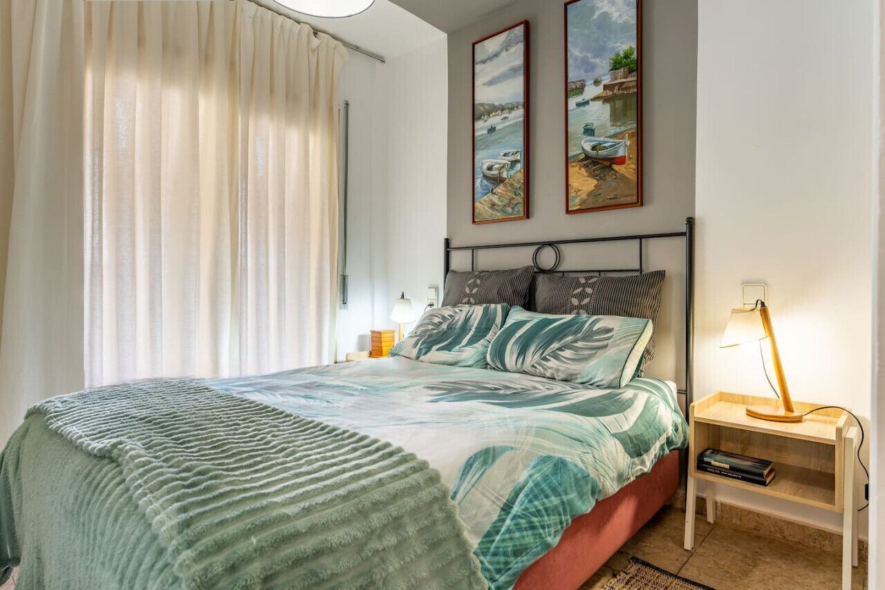 2 slaapkamers, een bureau, een strijkplank/strijkijzer, reisbedje