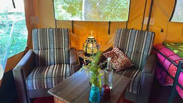 Familienzelt, zum Garten hin