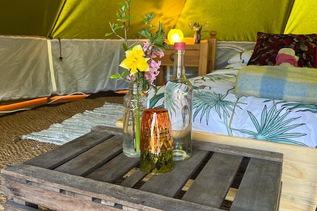 Tente Romantique, 1 grand lit, cÎté cour intérieure | 1 chambre, Wi-Fi gratuit