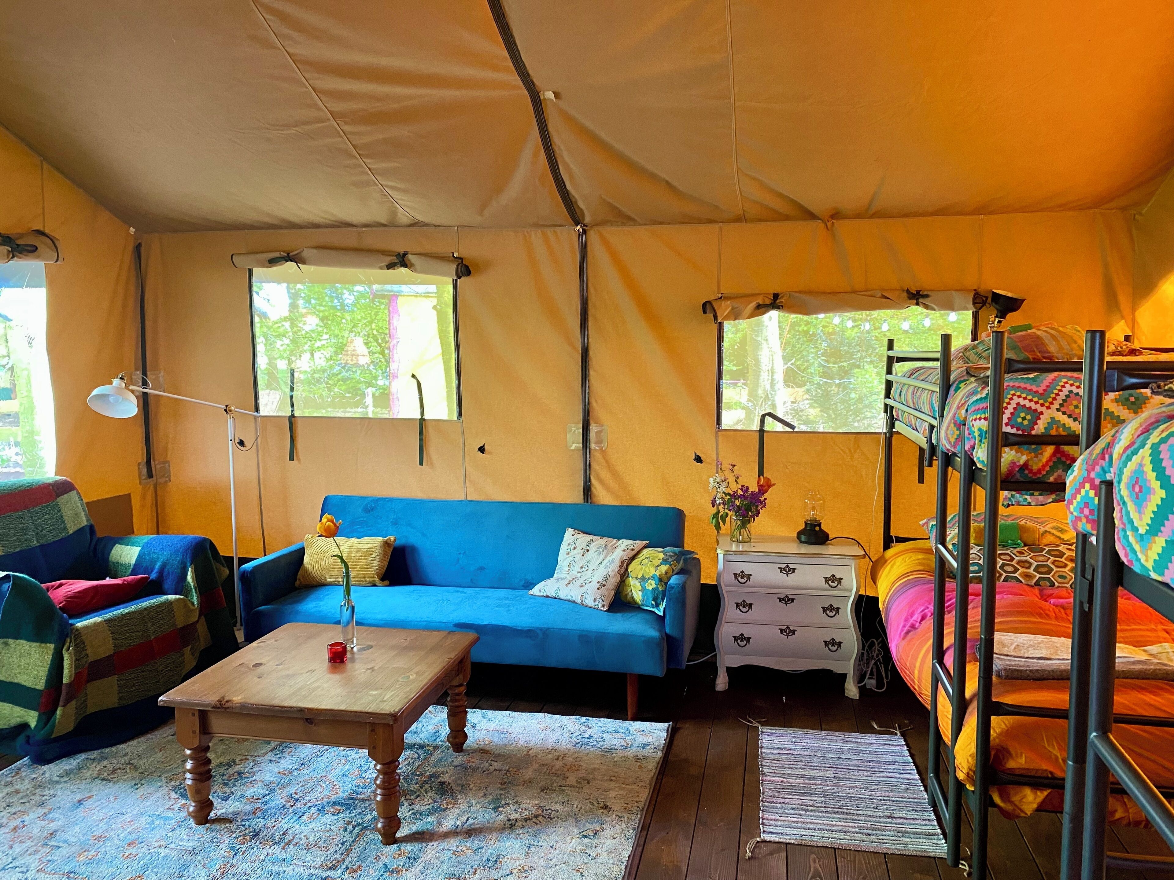 Superior-Zelt, zum Garten hin