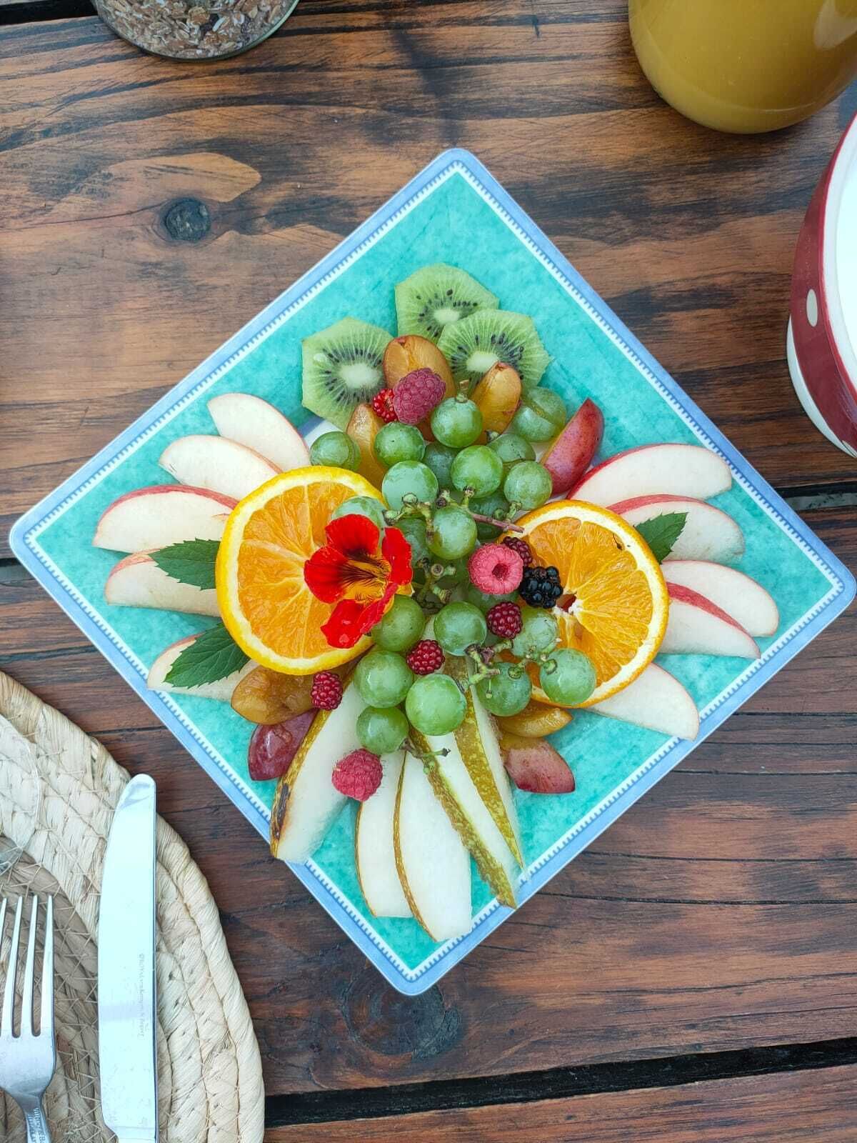 Een fruitschaal op een tafel met een houten oppervlak.