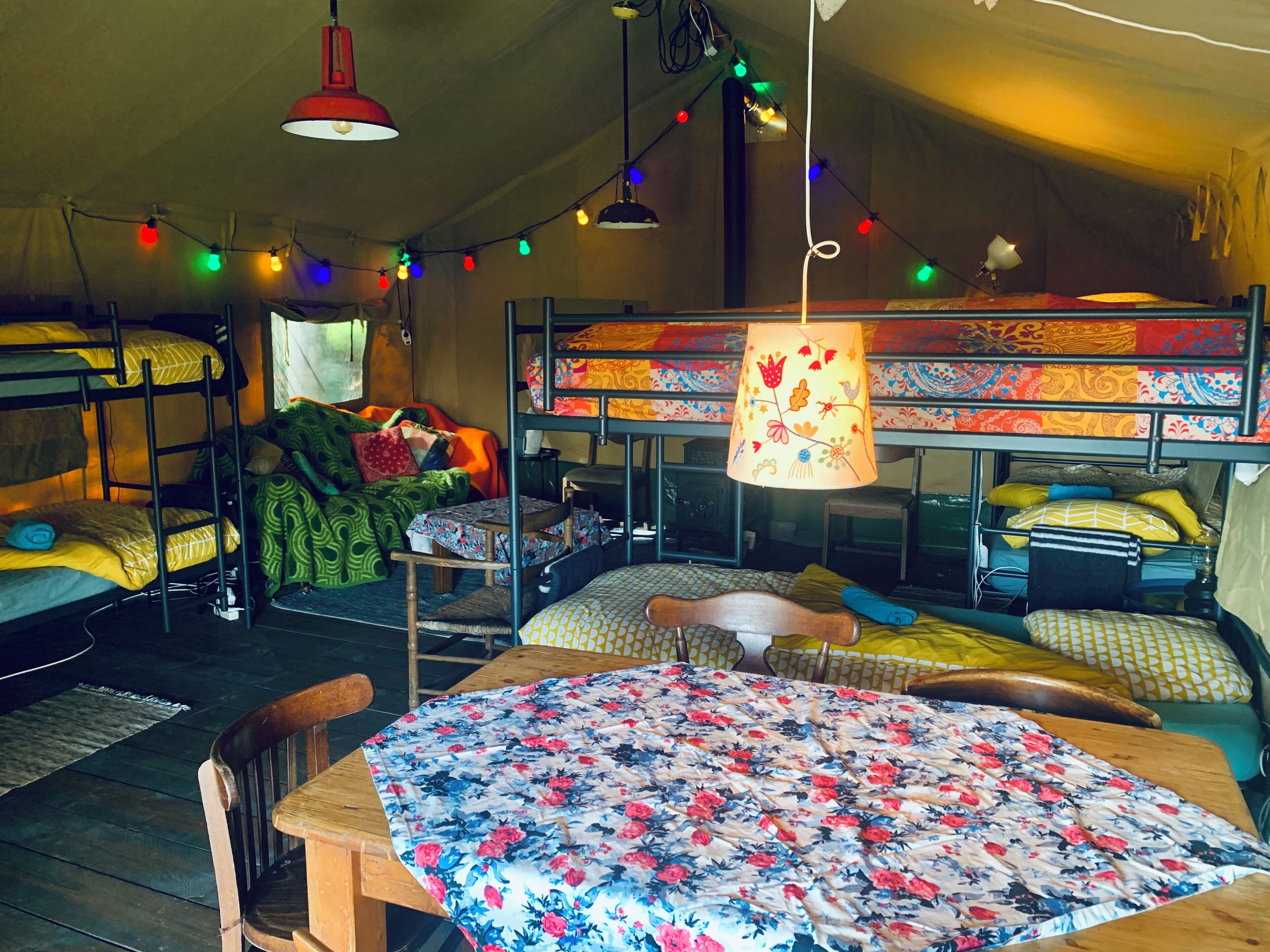 Grand tent, koelkast, uitzicht op binnenplaats | 1 slaapkamer, gratis wifi