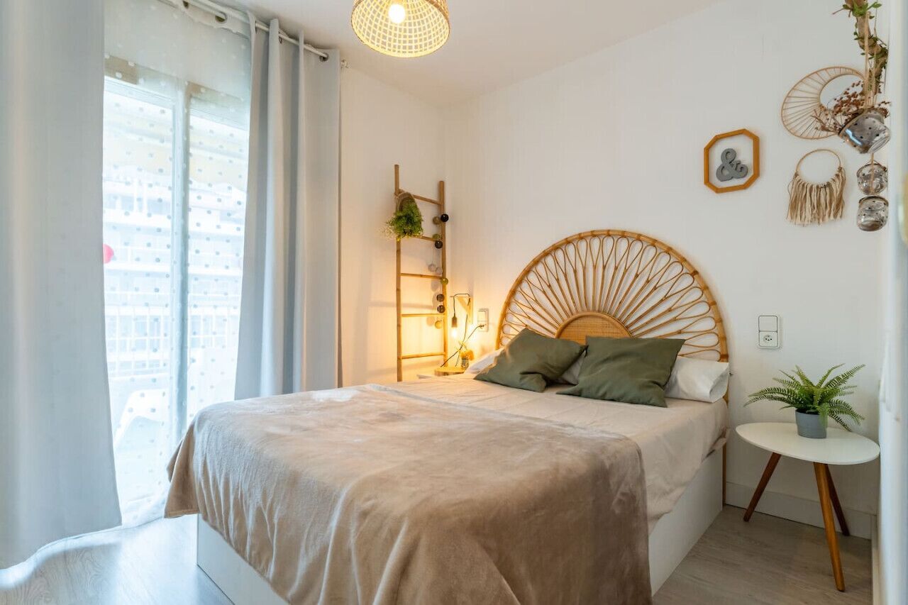 1 bedroom, desk, WiFi